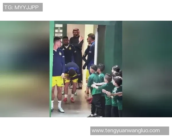 足球明星与C罗亲密互动瞬间揭秘引发球迷热议